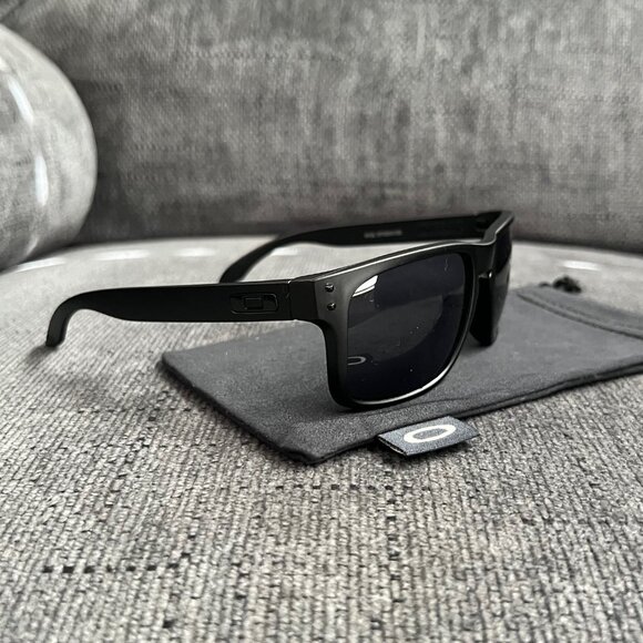Oakley Holbrook Sunglasses 009102 Black Lenses-Black Matte Frame - Picture 2 of 14